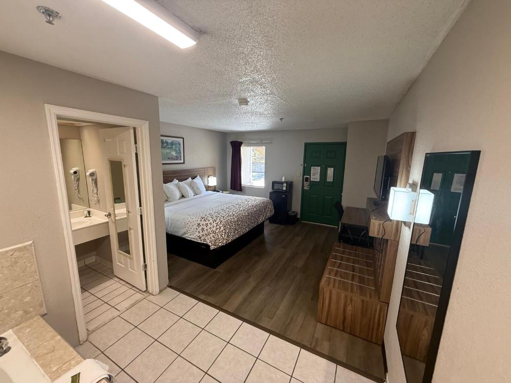 King Suite with Spa Bath - Non-Smoking interior